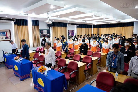 HUFLIT ứng dụng AI vào công tác giảng dạy tại SFD lần thứ 20 - Ảnh 5. Không khí tưởng niệm trang nghiêm tại điểm cầu Trường đại học Ngoại ngữ - Tin học TP.HCM (HUFLIT)
