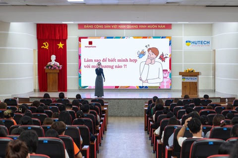 ‘Scent You A Journey’: Hành trình mùi hương cùng namperfume và HUTECH - Ảnh 3. Gần 500 sinh viên Hutech đồng hành cùng diễn giả Phan Dương - Perfume Trainer của namperfume tìm hiểu phong cách cá nhân của chính mình để tìm ra mùi hương phù hợp với mỗi người trong cuộc sống