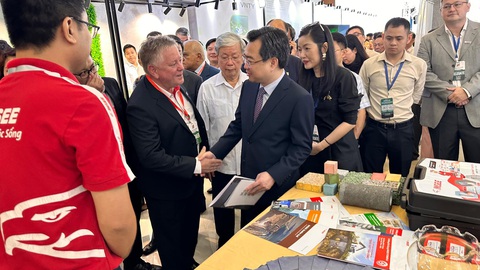 INSEE Việt Nam tham gia Triển lãm kiến trúc hội nhập và phát triển năm 2023 - Ảnh 1. Khách tham quan và nghe giới thiệu tại gian hàng trưng bày của INSEE Việt Nam tại Triển lãm Kiến trúc 2023