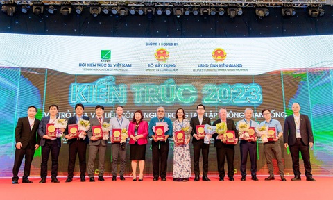 INSEE Việt Nam tham gia Triển lãm kiến trúc hội nhập và phát triển năm 2023 - Ảnh 3. Ông Eamon John Ginley cùng các diễn giả nhận kỷ niệm chương của ban tổ chức triển lãm