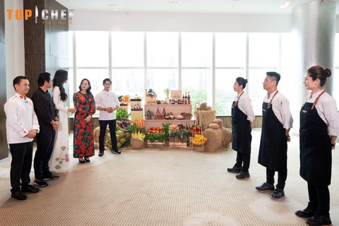 Đinh Sơn Trúc đăng quang Top Chef Việt Nam mùa 3 - Ảnh 3. Các giám khảo và đại diện nhà tài trợ Chin-su, khách sạn 5 sao Le Meridien công bố đề thi cho các Chef