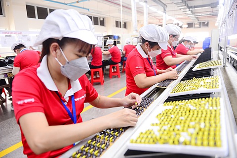 Công nhân hoàn thiện sản phẩm bo mạch điện tử tại Công ty TNHH MTV công nghệ cao Điện Quang trong Khu công nghệ cao TP.HCM - Ảnh: QUANG ĐỊNH Công nhân hoàn thiện sản phẩm bo mạch điện tử tại Công ty TNHH MTV công nghệ cao Điện Quang trong Khu công nghệ cao TP.HCM - Ảnh: QUANG ĐỊNH