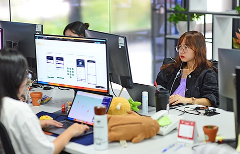 Nhân viên làm việc tại tòa nhà F-Town 3 của FPT Software trong Khu công nghệ cao, TP Thủ Đức, TP.HCM - Ảnh: QUANG ĐỊNH Nhân viên làm việc tại tòa nhà F-Town 3 của FPT Software trong Khu công nghệ cao, TP Thủ Đức, TP.HCM - Ảnh: QUANG ĐỊNH