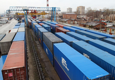 Nga đánh thêm thuế xuất khẩu để bù thâm hụt ngân sách - Ảnh 1. Container tại một điểm trung chuyển ở Matxcơva, Nga - Ảnh: BLOOMBERG