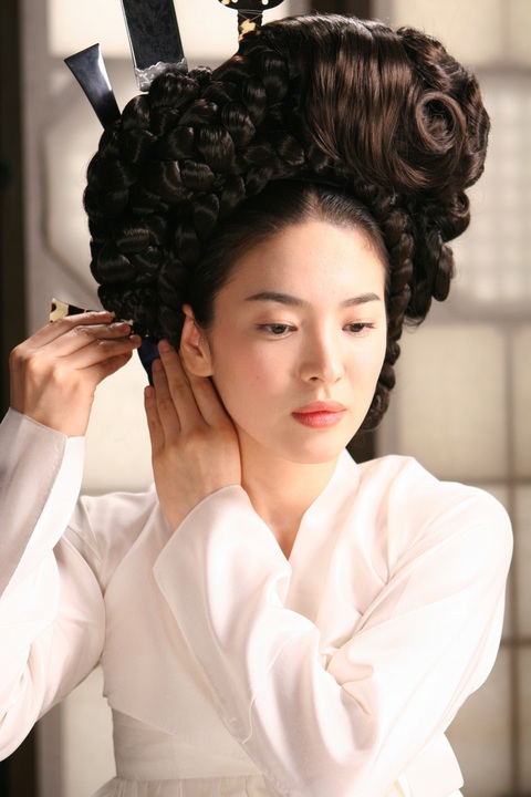 Tạo hình cổ trang hiếm hoi của Song Hye Kyo, nhan sắc thế nào? - Ảnh 1. Vẻ đài cát, kiêu sa của Song Hye Kyo khi hoá thân thành nhân vật cổ trang