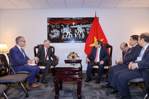Thủ tướng Phạm Minh Chính tiếp ông James Quincey, chủ tịch kiêm tổng giám đốc điều hành Coca-Cola - Ảnh: NHẬT BẮC