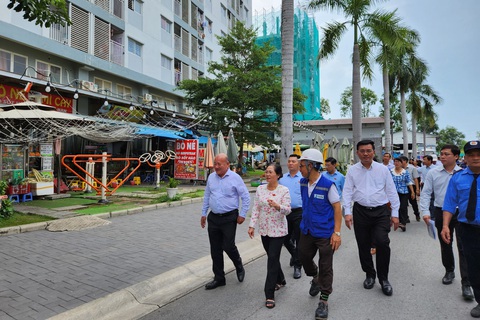 'Huyện Bình Chánh cần xử lý ngay nhà ở xã hội chưa nghiệm thu phòng cháy dân đã vào ở' - Ảnh 1. Đoàn giám sát HĐND TP đi khảo sát tại dự án nhà ở xã hội nằm trong dự án nhà ở thương mại thuộc dự án khu nhà ở Nguyên Sơn (xã Bình Hưng, huyện Bình Chánh) - Ảnh: ÁI NHÂN