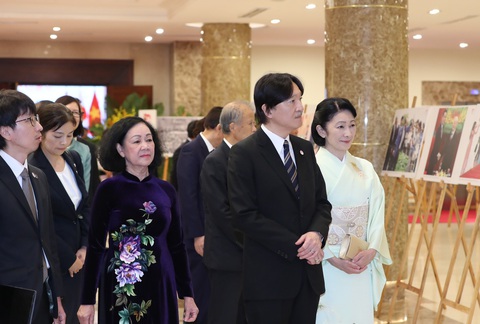 Hoàng thái tử Nhật Bản Akishino: 'Tôi và công nương hết sức vui mừng được trở lại thăm Việt Nam' - Ảnh 1. Thường trực Ban Bí thư Trương Thị Mai cùng Hoàng thái tử Akishino và Công nương Kiko tham quan triển lãm tối 21-9 - Ảnh: QUANG PHÚC
