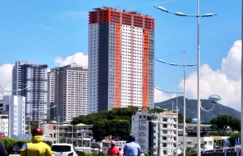 Cưỡng chế chủ dự án Napoleon Castle 1 ở Nha Trang thi hành án - Ảnh 1. Chủ dự án chung cư Napoleon Castle 1 (màu nâu đỏ) ở TP Nha Trang đã bị cưỡng chế kê biên 24 căn hộ để thi hành ba bản án với số tiền gần 50 tỉ đồng - Ảnh: PHAN SÔNG NGÂN