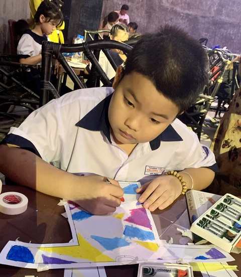 Các em thỏa thích sáng tạo trên nền chiếc áo dài giấy - Ảnh: HOÀI PHƯƠNG Các em thỏa thích sáng tạo trên nền chiếc áo dài giấy - Ảnh: HOÀI PHƯƠNG