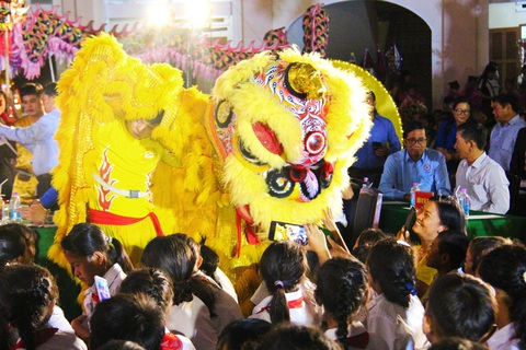 Các em nhỏ thích thú với phần trình diễn múa lân - Ảnh: TRẦN HOÀI Các em nhỏ thích thú với phần trình diễn múa lân - Ảnh: TRẦN HOÀI