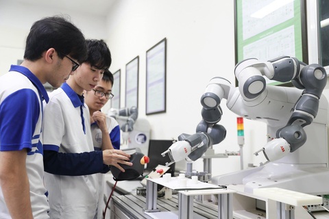 Đại học Quốc gia Hà Nội Đại học Quốc gia Hà Nội dành nhiều quyền lợi cho nhà khoa học xuất sắc khi ký kết làm việc - Ảnh: ĐHQGHN