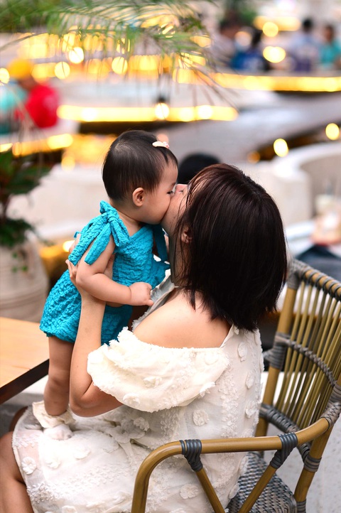 Khi cùng nhau gắn kết một gia đình, ngoài việc phải có trách nhiệm với nhau ra, những người chồng người vợ còn gánh trên vai trách nhiệm với con cái - Ảnh: QUANG ĐỊNH Khi cùng nhau gắn kết một gia đình, ngoài việc phải có trách nhiệm với nhau ra, những người chồng người vợ còn gánh trên vai trách nhiệm với con cái - Ảnh: QUANG ĐỊNH