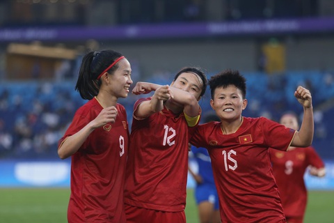 Tuyển nữ Việt Nam thắng Nepal 2-0 ở trận ra quân Asiad 19 - Ảnh 1. Niềm vui của tuyển nữ Việt Nam sau khi ghi bàn vào lưới tuyển nữ Nepal - Ảnh: ĐỨC KHUÊ