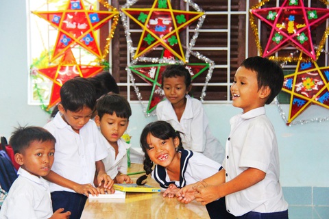 Để tăng thêm không khí Trung Thu, thầy cô trường TH Cam Thịnh Tây đã làm lồng đèn trang trí trong các lớp học - Ảnh: TRẦN HOÀI Để tăng thêm không khí Trung thu, thầy cô Trường tiểu học Cam Thịnh Tây đã làm lồng đèn trang trí trong các lớp học - Ảnh: TRẦN HOÀI