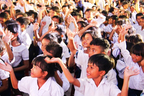 Các em học sinh thích thú tham gia các trò chơi tập thể - Ảnh: TRẦN HOÀI Các học sinh thích thú tham gia trò chơi tập thể - Ảnh: TRẦN HOÀI