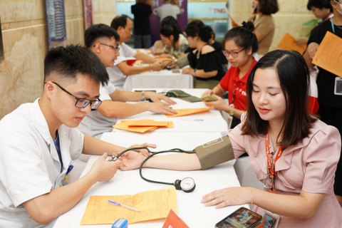 TNG Holdings Vietnam mang “giọt thương’ gửi ngân hàng máu - Ảnh 2. Khám sàng lọc trước khi hiến máu