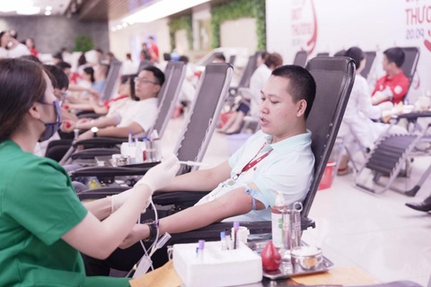 TNG Holdings Vietnam mang “giọt thương’ gửi ngân hàng máu - Ảnh 3. Cán bộ nhân viên TNG Holdings Vietnam tham gia hiến máu tại ngày hội "Giọt Thương"