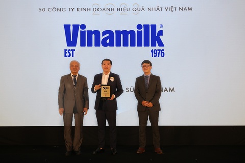 Hơn suốt 10 năm, Vinamilk nằm trong 'top' doanh nghiệp niêm yết hàng đầu - Ảnh 1. Ông Đỗ Thanh Tuấn - giám đốc Đối ngoại Vinamilk - nhận danh hiệu "Top 50 Công ty kinh doanh hiệu quả nhất Việt Nam"- Ảnh: VINAMILK