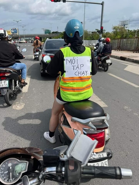 Ảnh vui 22-9: Sự thật bất ngờ ẩn sau chiếc xe buýt mục nát - Ảnh 5. Mọi người thông cảm, lái mới!