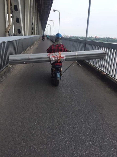 Ảnh vui 22-9: Sự thật bất ngờ ẩn sau chiếc xe buýt mục nát - Ảnh 4. Đường của chị tất!