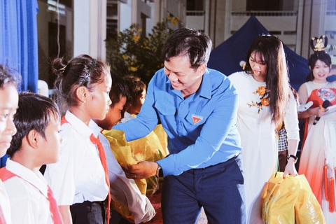 Anh Trần Anh Tuấn - Bí thư Tỉnh đoàn Khánh Hòa trao quà đến các em học sinh có hoàn cảnh khó khăn - Ảnh: TRẦN HOÀI Anh Trần Anh Tuấn, bí thư Tỉnh đoàn Khánh Hòa, trao quà đến các em học sinh có hoàn cảnh khó khăn - Ảnh: TRẦN HOÀI