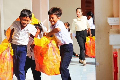 Các em học sinh trường TH Cam Thịnh Tây hồ hởi mang quà Trung Thu về lớp - Ảnh: TRẦN HOÀI Các em học sinh Trường tiểu học Cam Thịnh Tây hồ hởi mang quà Trung thu về lớp - Ảnh: TRẦN HOÀI