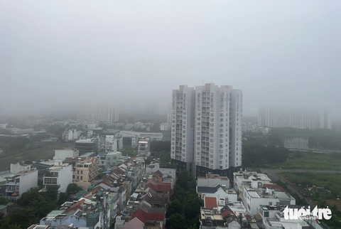 Sáng sớm, trời TP.HCM sương mù như Đà Lạt - Ảnh 8. Dự báo sương mù còn tiếp diễn trong những ngày tới khi mưa nhiều, độ ẩm không khí cao - Ảnh: VIỄN SỰ