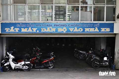 Ký túc xá ĐHQG TP.HCM có nơi sạc xe điện riêng phòng cháy nổ - Ảnh 1. Cảnh báo đề phòng cháy nổ được ký túc xá Đại học Quốc gia TP.HCM gắn ngay đường dẫn vào hầm xe các tòa nhà - Ảnh: TIẾN QUỐC