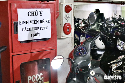 Ký túc xá ĐHQG TP.HCM có nơi sạc xe điện riêng phòng cháy nổ - Ảnh 2. Cảnh báo dán trên hộp phòng cháy chữa cháy, tuy nhiên chưa được thực hiện - Ảnh: TIẾN QUỐC