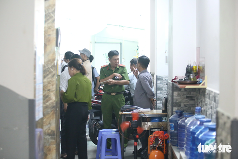 Chủ chung cư mini ở quận Tân Phú không có mặt để đoàn kiểm tra PCCC - Ảnh 5. Lực lượng chức năng đánh giá chung cư mini trên đường Khuông Việt được đảm bảo - Ảnh: MINH HÒA