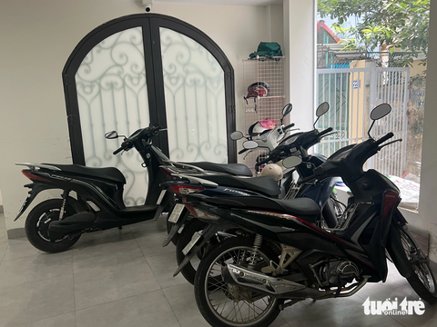 Bí thư quận Thanh Xuân: Quận không có chủ trương cấm để xe trong hầm gửi xe chung cư mini - Ảnh 2. Xe máy, xe điện được để trong tầng hầm một tòa nhà cho thuê ở Hà Nội - Ảnh: PHẠM TUẤN