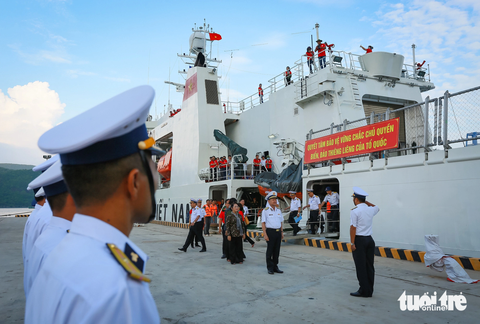 Nhìn lại chuyến đi đầy ý nghĩa của đoàn đại biểu TP.HCM đến biển đảo Tây Nam - Ảnh 2. Ngày 16-9, đoàn đại biểu đến Côn Đảo - điểm đảo đầu tiên trong chuyến thăm đến vùng biển đảo Tây Nam - Ảnh: CHÂU TUẤN