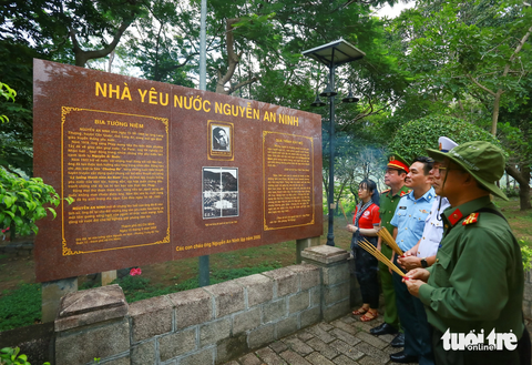 Nhìn lại chuyến đi đầy ý nghĩa của đoàn đại biểu TP.HCM đến biển đảo Tây Nam - Ảnh 3. Đoàn đại biểu TP.HCM đã đến dâng hương, dâng hoa các anh hùng liệt sĩ tại nghĩa trang Hàng Dương (Côn Đảo) - Ảnh: CHÂU TUẤN