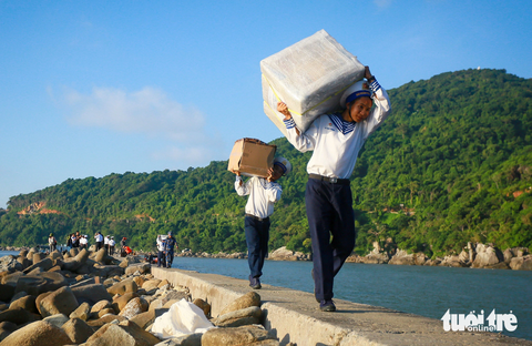 Nhìn lại chuyến đi đầy ý nghĩa của đoàn đại biểu TP.HCM đến biển đảo Tây Nam - Ảnh 4. Sáng 17-9, tàu tiếp tục hải trình đến đảo Hòn Khoai. Hàng chục thùng quà được các chiến sĩ hải quân chuyển lên đảo để tặng cho các chiến sĩ đang đóng quân tại đây - Ảnh: CHÂU TUẤN