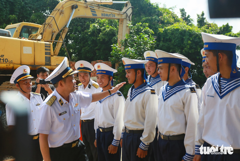 Nhìn lại chuyến đi đầy ý nghĩa của đoàn đại biểu TP.HCM đến biển đảo Tây Nam - Ảnh 5. Trung tướng Nguyên Văn Bổng thăm hỏi từng chiến sĩ trên Trạm rađa 595 (đảo Hòn Khoai) - Ảnh: CHÂU TUẤN