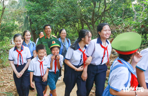 Nhìn lại chuyến đi đầy ý nghĩa của đoàn đại biểu TP.HCM đến biển đảo Tây Nam - Ảnh 11. Các em học sinh trong lớp học tình thương trên đảo Hòn Chuối nô nức khi thấy đoàn đại biểu đến thăm, tặng quà - Ảnh: CHÂU TUẤN