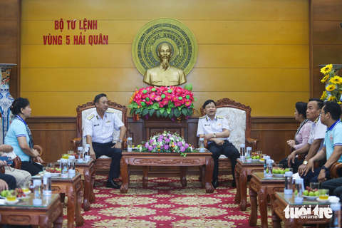 Nhìn lại chuyến đi đầy ý nghĩa của đoàn đại biểu TP.HCM đến biển đảo Tây Nam - Ảnh 12. Ngày 20-9, đoàn đại biểu đến Bộ tư lệnh Vùng 5 Hải quân, đảo Phú Quốc - Ảnh: CHÂU TUẤN