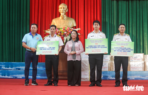 Nhìn lại chuyến đi đầy ý nghĩa của đoàn đại biểu TP.HCM đến biển đảo Tây Nam - Ảnh 13. Tại Bộ tư lệnh Vùng 5 Hải quân, thay mặt đoàn đại biểu TP.HCM, bà Trần Kim Yến - chủ tịch Ủy ban MTTQ Việt Nam TP.HCM - tặng quà cho Vùng 5 Hải quân - Ảnh: CHÂU TUẤN