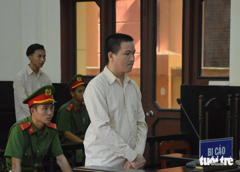 Nam thanh niên gây ra 12 vụ cướp giật dây chuyền ở miền Tây, lãnh 16 năm tù - Ảnh 1. Bị cáo Trần Thanh Nguyên tại phiên tòa xét xử sơ thẩm - Ảnh: HOÀI THƯƠNG