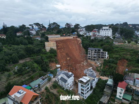 Sạt trượt đất, ngập lụt Đà Lạt: ngoài thiên tai có lỗi quản lý - Ảnh 1. Vụ sạt lở đất ở đường Hoàng Hoa Thám (Đà Lạt) gây xôn xao dư luận - Ảnh: M.V.