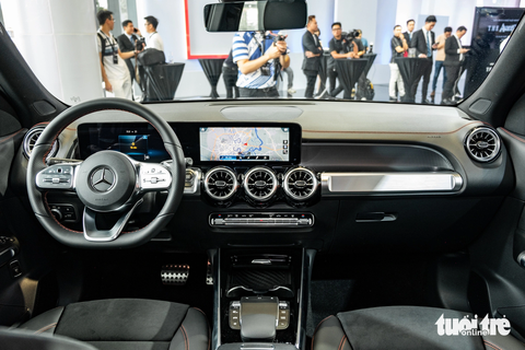 Mercedes-Benz EQB ra mắt: Giá gần 2,3 tỉ, rẻ nhất nhóm xe sang chạy điện - Ảnh 4. Bên trong cabin có nhiều trang bị tiên tiến: ghế thể thao AMG bọc da Artico kết hợp sợi Microcut, cụm màn hình đôi kích thước 10,25 inch, đi kèm với hệ thống thông tin giải trí MBUX hỗ trợ Apple CarPlay và Android Auto. Dàn âm thanh 10 loa công suất 225W - Ảnh: THẾ ANH