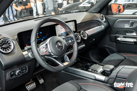 Mercedes-Benz EQB ra mắt: Giá gần 2,3 tỉ, rẻ nhất nhóm xe sang chạy điện - Ảnh 5. Tại Việt Nam, Mercedes-Benz EQB 250 chưa có đối thủ cạnh tranh trực tiếp. Nếu xét về mức giá, xe cùng tầm tiền với Ford Explorer, Volkswagen Teramont, Toyota Land Cruiser Prado... - Ảnh: THẾ ANH