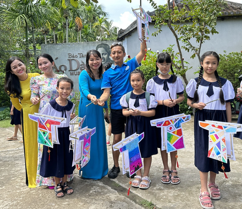 Những chiếc áo dài giấy được dán thành lồng đèn độc đáo - Ảnh: Bảo tàng Áo dài Những chiếc áo dài giấy được dán thành lồng đèn độc đáo - Ảnh: Bảo tàng Áo dài
