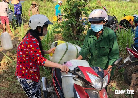 Mùa mưa Nam Bộ kết thúc sớm, thời tiết nắng nóng gay gắt - Ảnh 4. TP.HCM hỗ trợ nước ngọt cho bà con miền Tây trong mùa hạn mặn 2019 - 2020 - Ảnh: ĐÌNH BÍCH