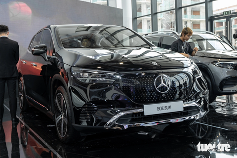 Mercedes-Benz EQE SUV ra mắt: Giá từ 4 tỉ, - Ảnh 3. Mercedes-Benz EQE 500 4Matic trang bị 2 động cơ điện phía trước và sau sản sinh công suất 402 mã lực và mô men xoắn cực đại 858 Nm, kết hợp cùng hệ dẫn động 4 bánh. Xe chỉ mất 4,9 giây để tăng tốc từ 0-100km/h. Theo công bố của hãng, xe có thể di chuyển được 462-549km sau một lần sạc đầy, tương đương quãng đường từ TP.HCM đến Tuy Hòa, Phú Yên hay Hà Nội đến Quảng Bình - Ảnh: THẾ ANH