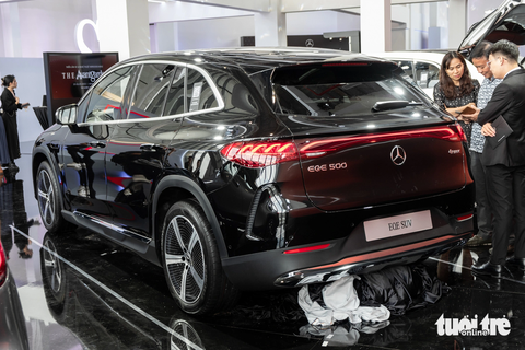 Mercedes-Benz EQE SUV ra mắt: Giá từ 4 tỉ, - Ảnh 4. Về mặt an toàn, Mercedes-Benz EQE 500 4Matic sở hữu đầy đủ các tính năng hiện đại như: Cảnh báo điểm mù chủ động, phanh chủ động phòng ngừa va chạm, hỗ trợ giữ khoảng cách chủ động, hỗ trợ giữ làn, đỗ xe chủ động, bảo vệ chủ động PRE-SAFE, ABS, ESP, giám sát áp suất lốp - Ảnh: THẾ ANH