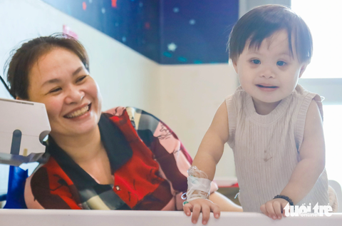 Bé Nguyễn Thảo Vy và mẹ Nguyễn Thị Điệp (Cà Mau) nhận quà trung thu cho bệnh nhi ung thư ngày 22-9 - Ảnh: NGUYÊN KHANG