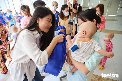 Người đẹp Khả Chi, top 20 cuộc thi Hoa hậu Nhân ái Việt Nam 2023, trao quà cho bệnh nhi ung thư - Ảnh: NGUYÊN KHANG
