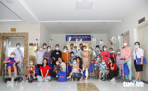 1.200 phần quà được chương trình Ước mơ của Thúy (báo Tuổi Trẻ) trao cho bệnh nhi ung thư tại chín bệnh viện ở TP.HCM, Đà Nẵng và Hà Nội mùa Trung thu năm nay - Ảnh: NGUYÊN KHANG